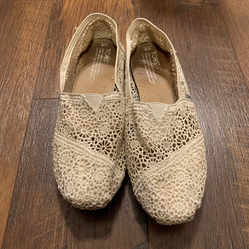 Cream crochet women’s Toms size 9